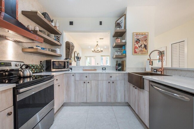 Building Photo - 1910 Coastal Bay Blvd