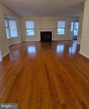 Building Photo - 904 Sweetwater Dr