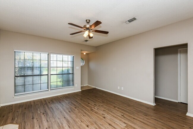 Building Photo - 804 Brittany Dr