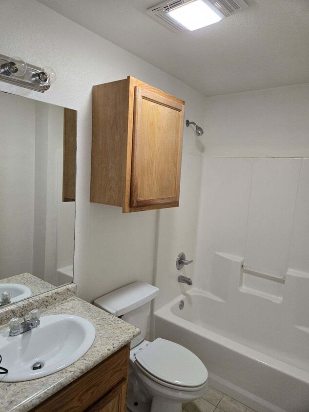 Foto principal - 3 Bed 1 Bath in West Tulsa available for i...