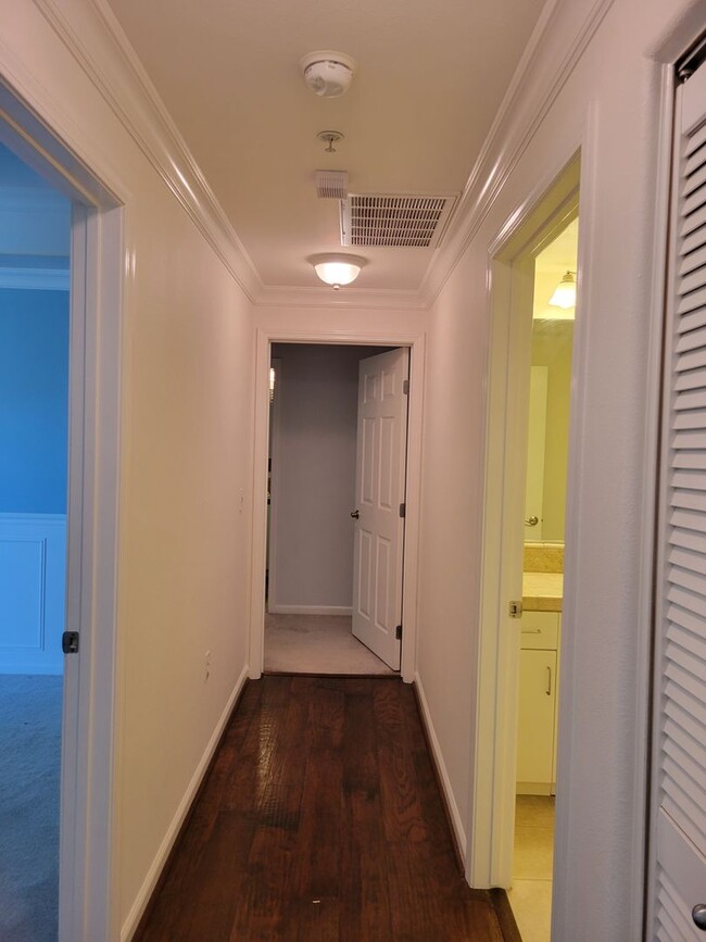 Building Photo - High End Condo on Top floor: High Ceilings...