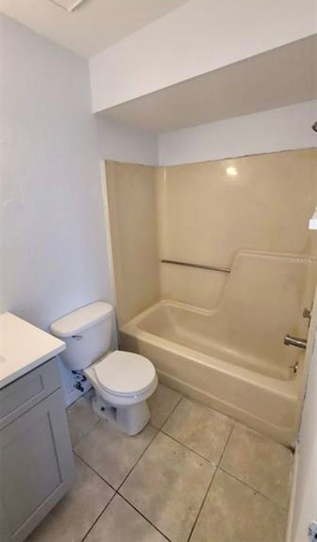 Building Photo - non-687 Royalty Ct