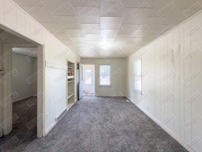 Building Photo - 611 S Richards Ave