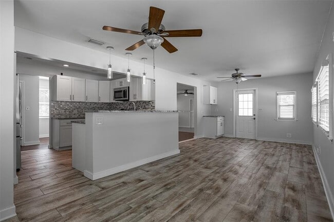 Foto del edificio - 1499 W River Shore Way