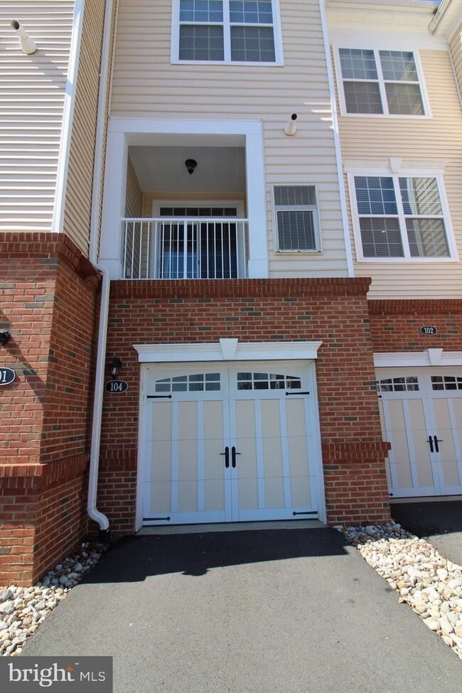 Building Photo - Updated Condo w/Garage - Loudoun Metro