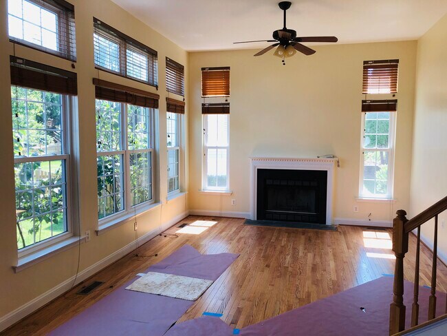 Grant Room - 106 Stone Ct NE