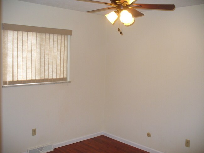 Foto del edificio - 214 E Tompkins St