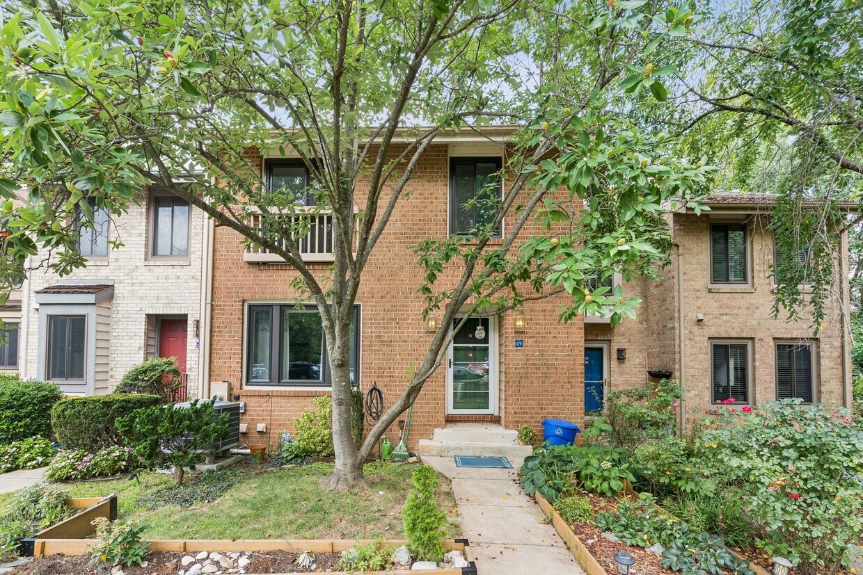 Foto principal - This is Reston living at its finest!