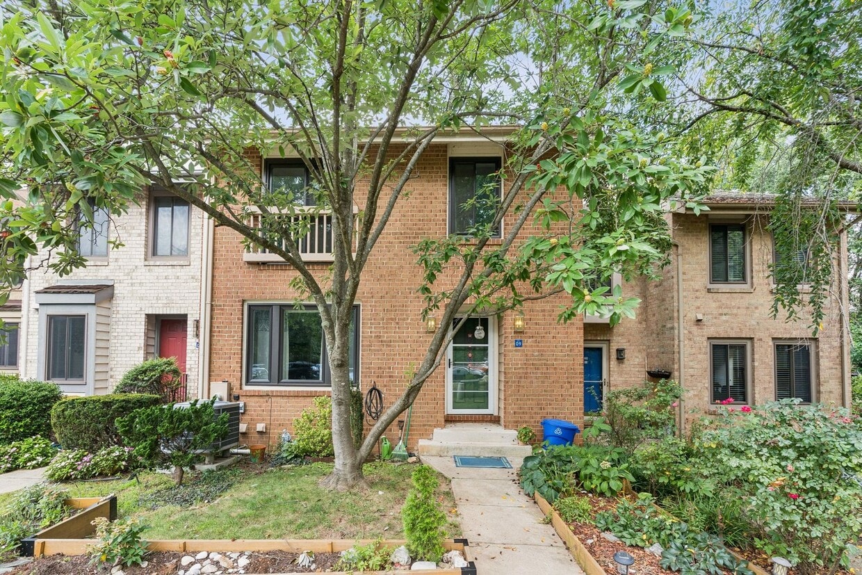 Primary Photo - This is Reston living at its finest!
