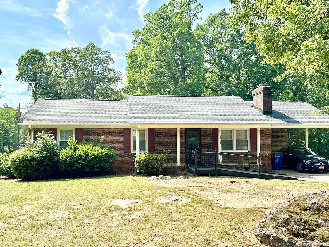 Primary Photo - Versatile 3-Bedroom Home with Multiple Fle...