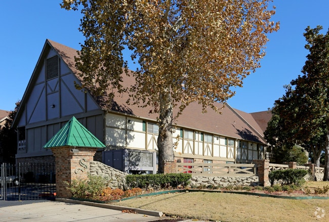 Stratford House - Avery Park and Avery Square