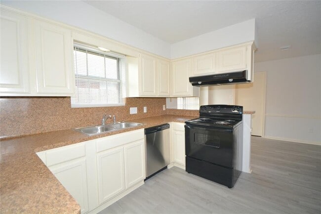 Building Photo - 15138 Corona Del Mar Dr