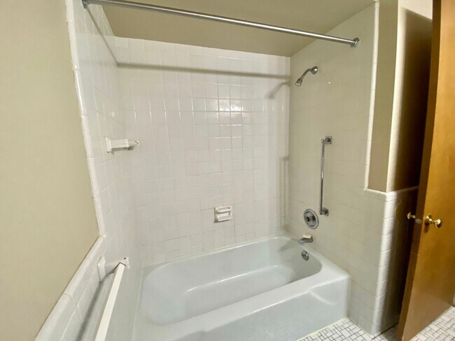 Foto del edificio - Cozy 2 Bedroom, 1 Bath Apartment with Balc...