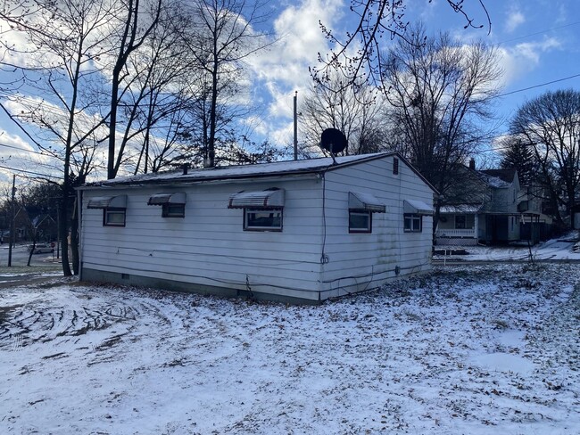 Building Photo - Cozy 2-Bedroom Home for Lease in Akron