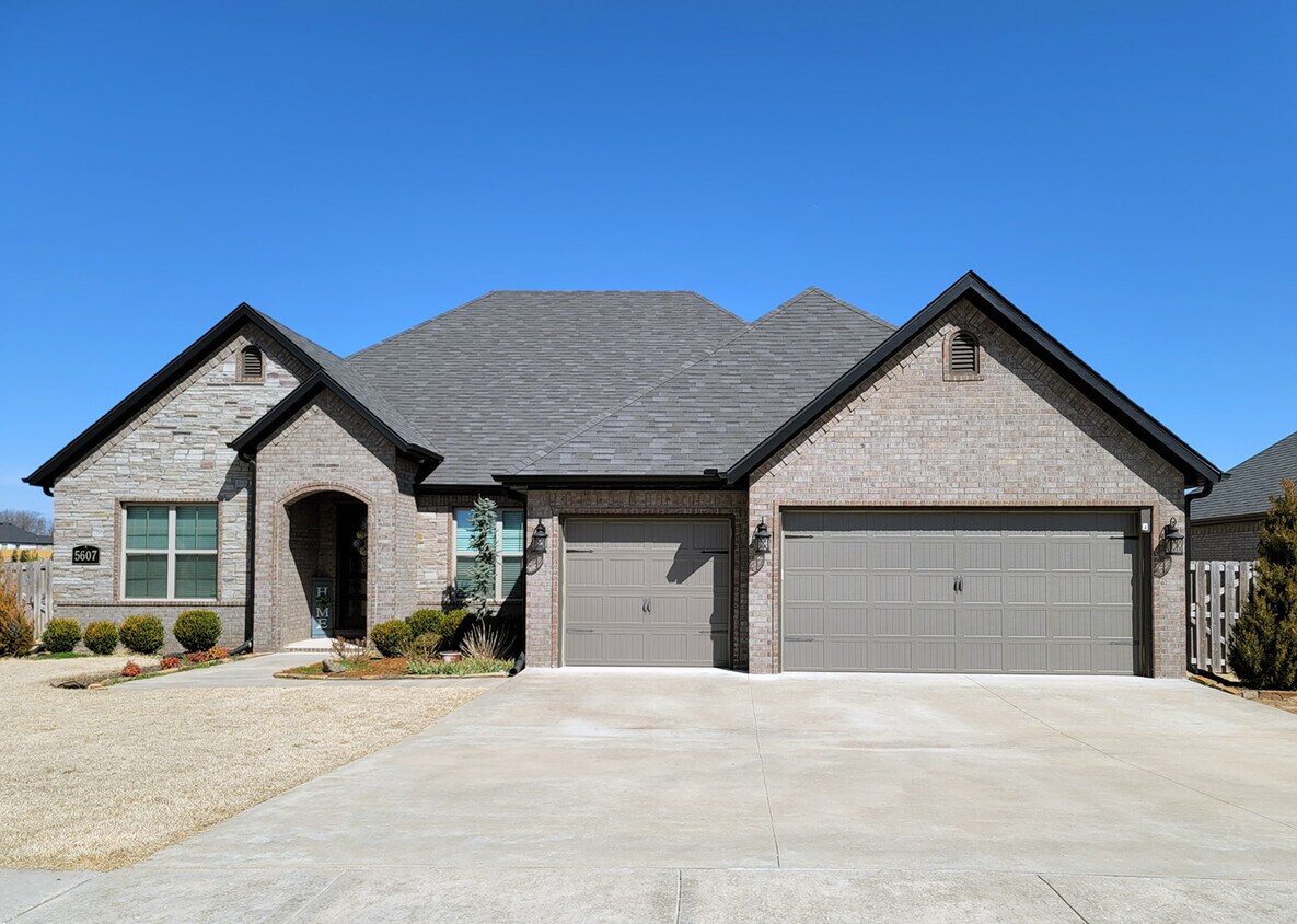 5607 W Bay Drive, Rogers, AR 72758 House for Rent in Rogers, AR