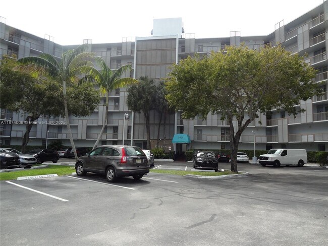 Foto del edificio - 3401 N Country Club Dr