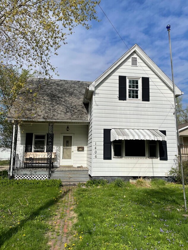 Primary Photo - 4 Bedroom House with Fenced in Yard!
