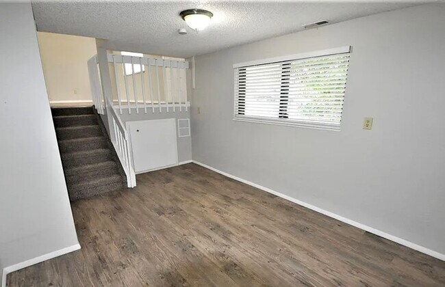 Building Photo - 7645 Sunny View Ln