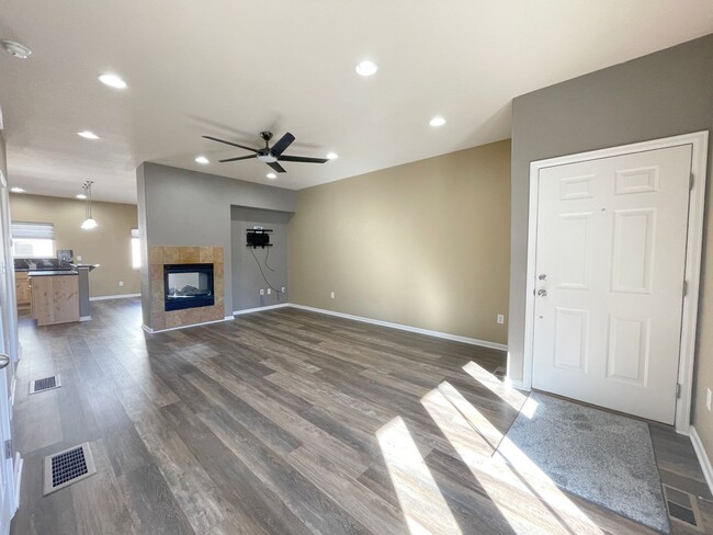 Building Photo - Spacious 2 bedroom townhome with attached ...