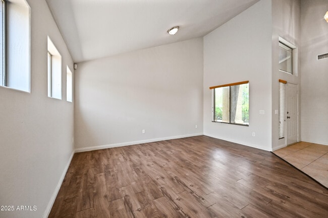 Building Photo - 11237 W Davis Ln