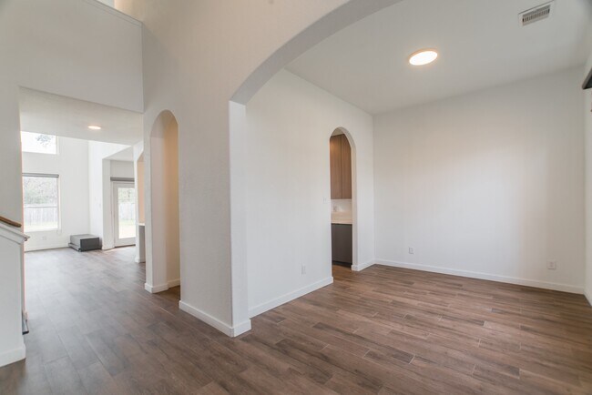 Building Photo - 102 E Lasting Spring Cir