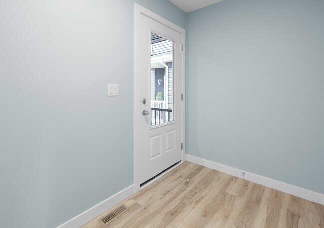 Building Photo - 1358 Erker Cres NW