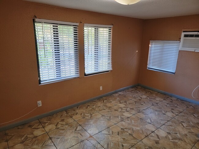 Sala de estar - 1518 NW 102nd St