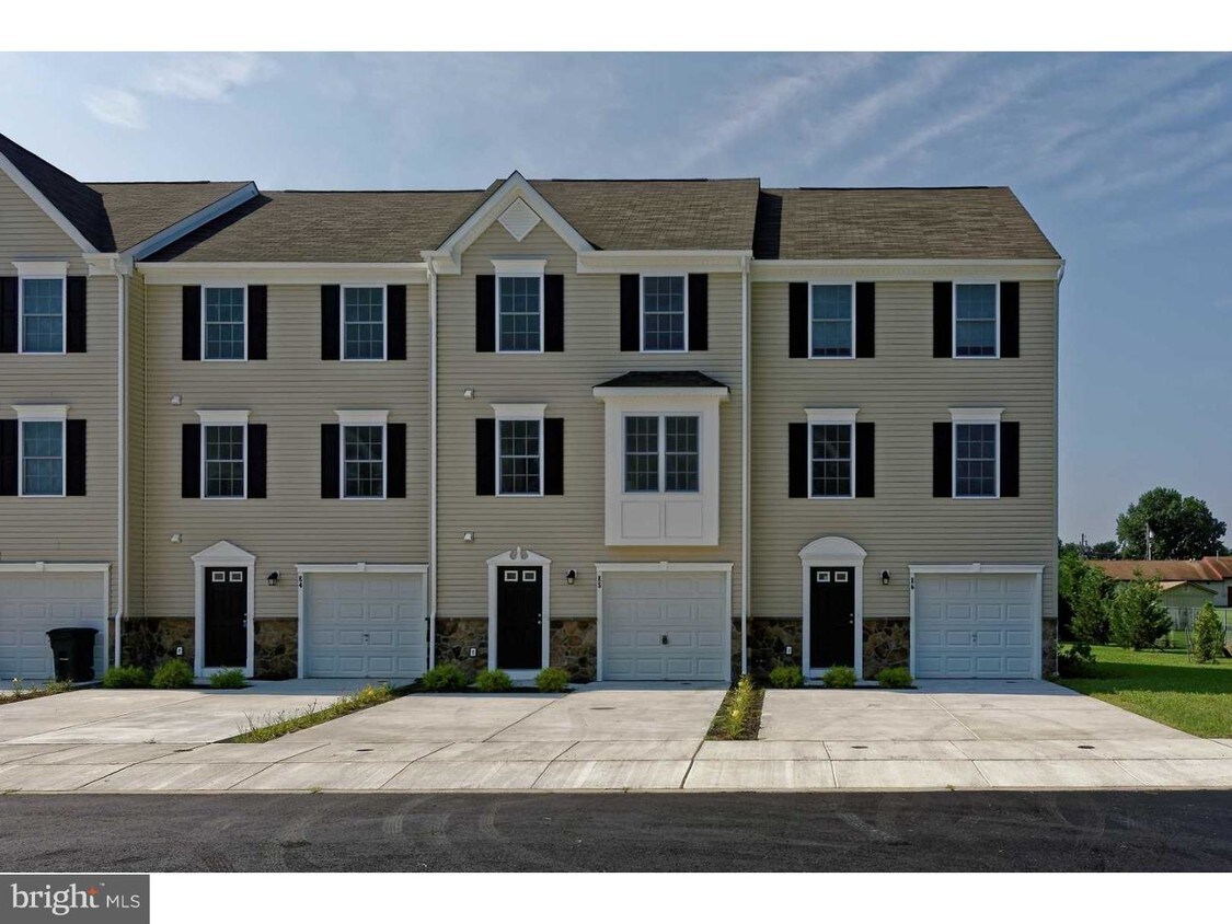 Primary Photo - 2102 E Oak Rd