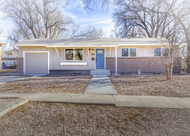 Newly Remodeled 5 Bed Home with Huge Yard - Newly Remodeled 5 Bed Home with Huge Yard