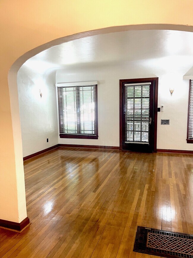 Foto del edificio - 410 W Walnut St