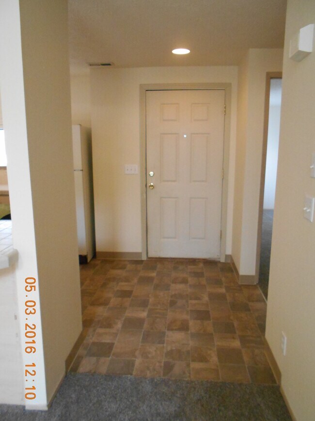Building Photo - Spacious 2BD Condo
