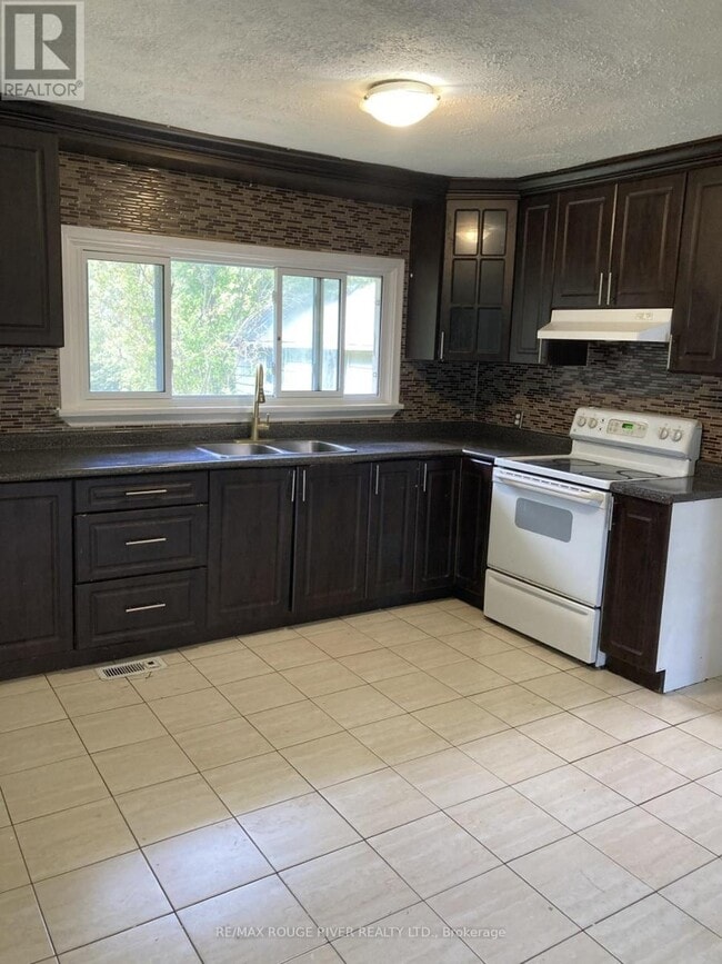 Photo du bâtiment - 152 Thickson Rd N