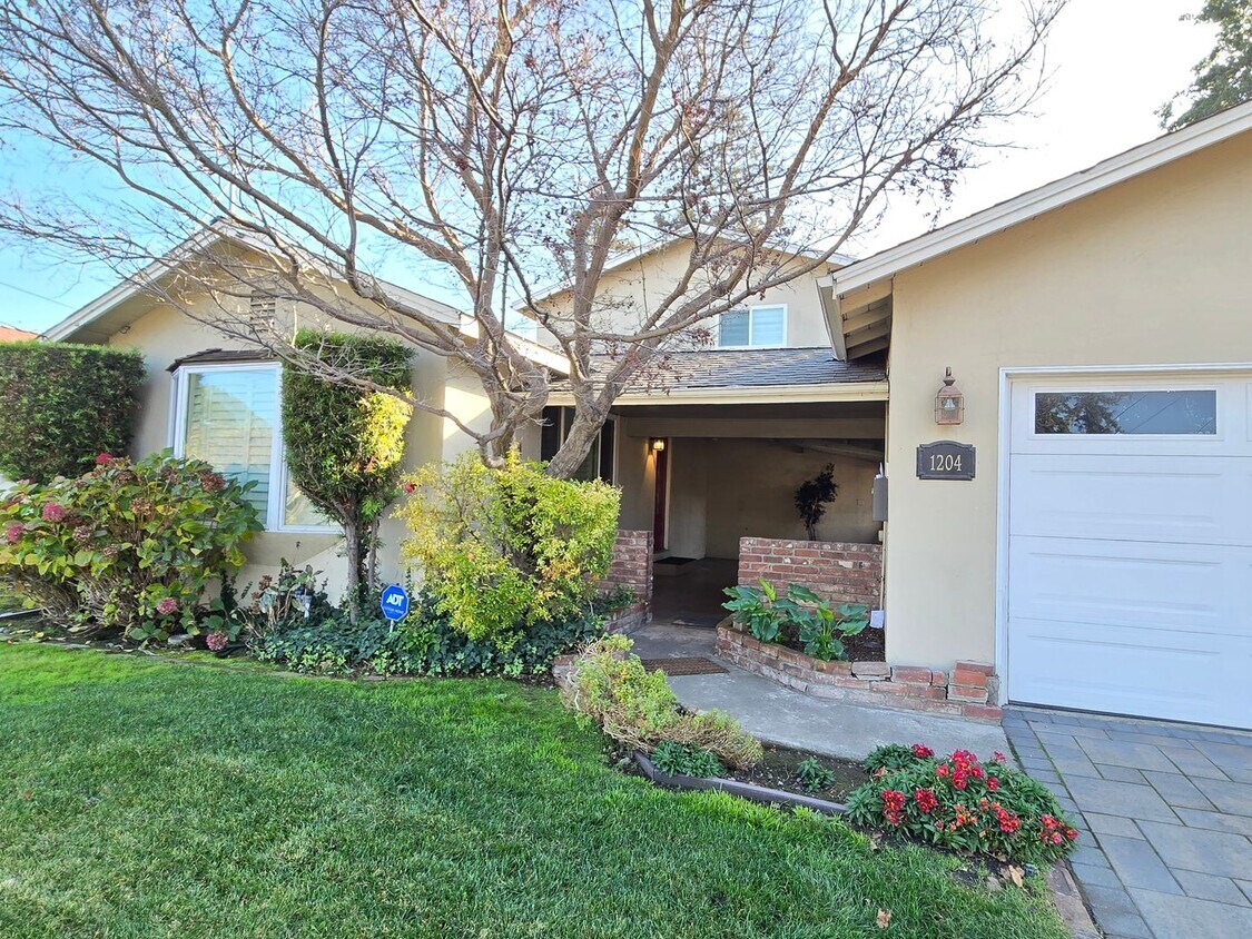 Foto principal - Large Campbell Home, Remodeled Inside, Gorgeous Kitchen, Large Master Suite, Beautiful Yards!