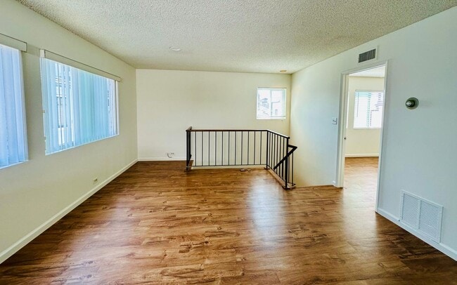 Building Photo - 28 20th Ct