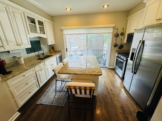 Foto del edificio - Spacious 3 Bedroom Townhouse