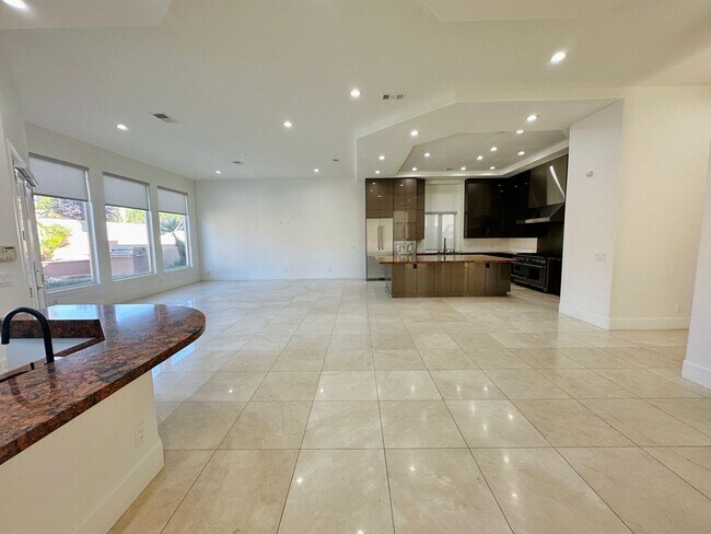 Foto del edificio - Stunning home with pool in prestigious Eagle Hills!