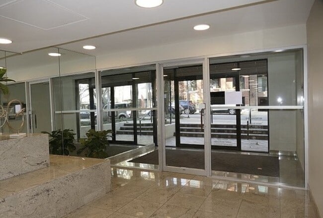 Entry - 515 W Wrightwood Ave