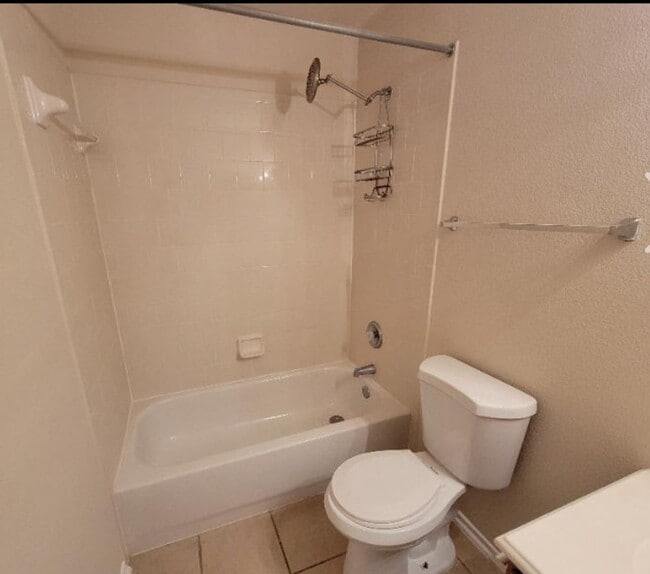 Building Photo - Modern 3BR/2.5BA Home with W/D In Unit• Covered Parking Central • AC in San Antonio