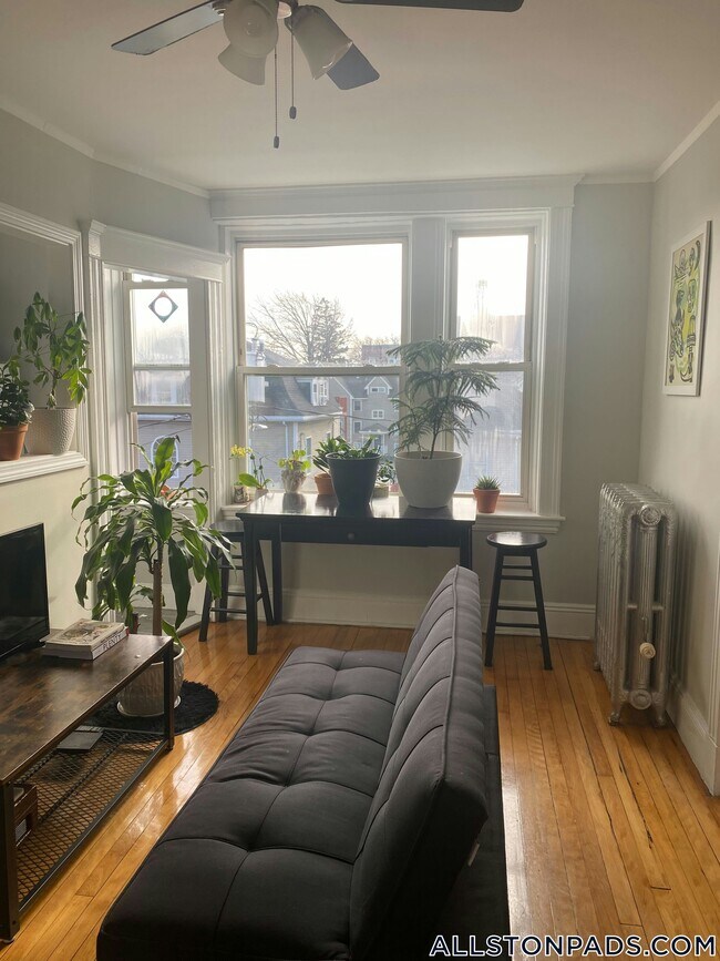 Foto del edificio - 12 Farrington Ave