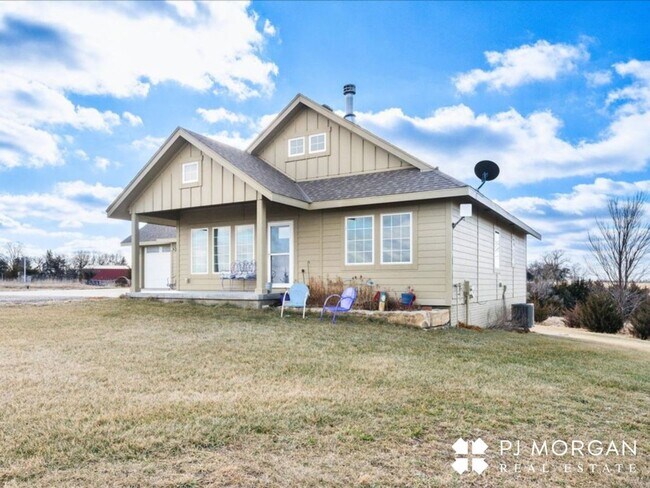 Foto del edificio - Tucked Away Yet Close to It All-Beautiful Elkhorn Rental has it all!