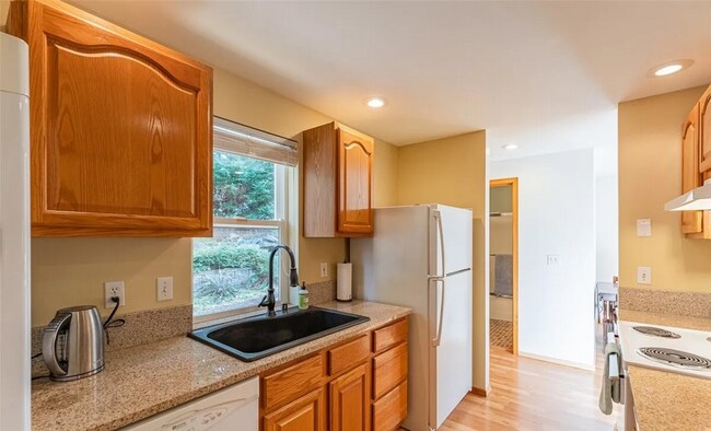 Foto del edificio - $500 off 1st month's rent! Short Term Lease Only, Charming 3 Bed, 1.5 Bath with Big Yard
