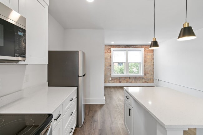 Building Photo - 1 Bedroom 1 Bath Unit Available