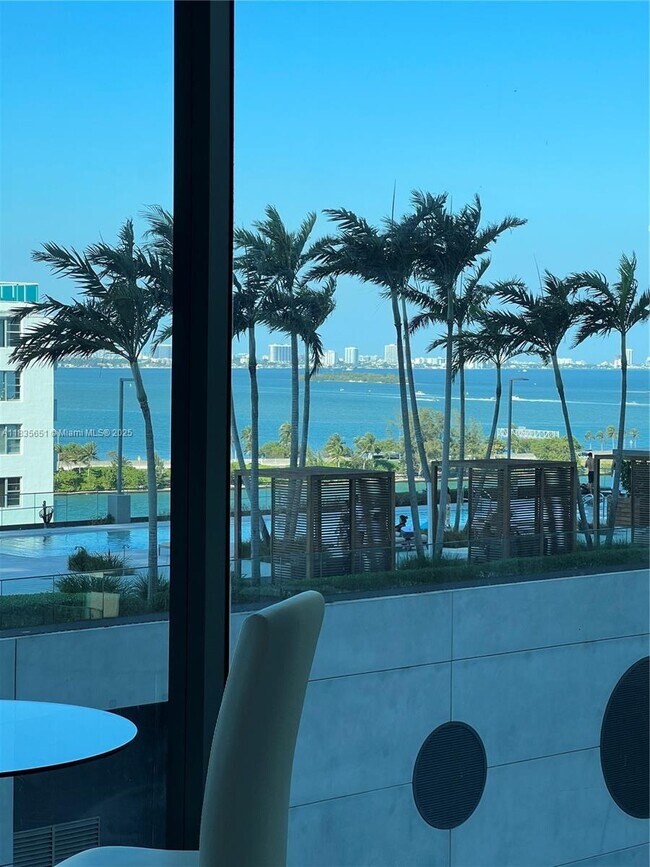 Foto del edificio - 650 NE 32nd St