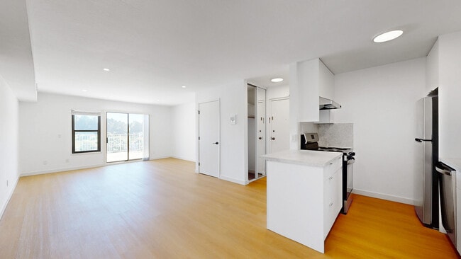 Building Photo - 2033 Castro St