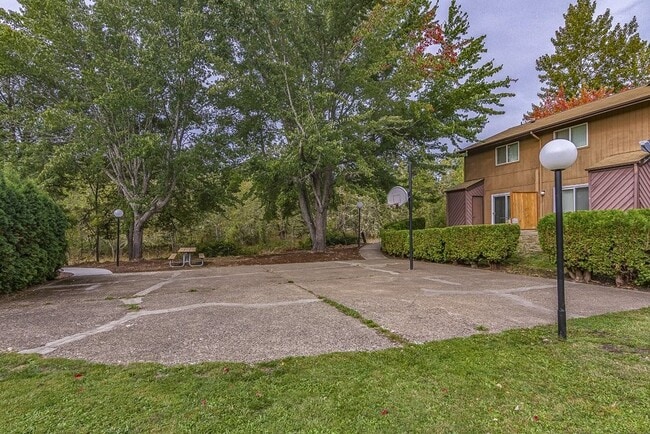 Building Photo - 501 N Moss St