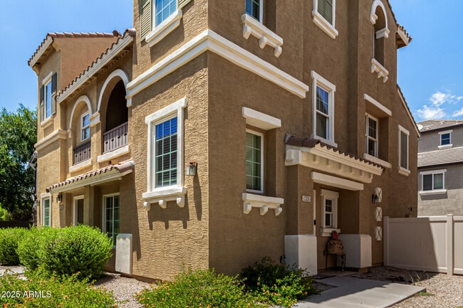 Building Photo - 1326 S Sabino Dr