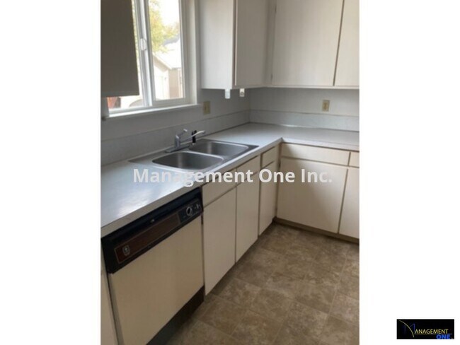 Building Photo - LARGE SPACIOUS APARTMENT CLOSE TO BSU AND ...