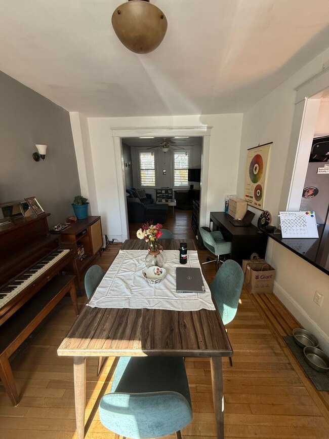 Foto del edificio - 1349 W 41st St