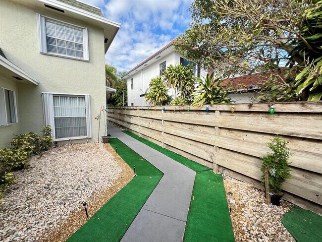 Foto del edificio - 1121-1123 N Andrews Ave