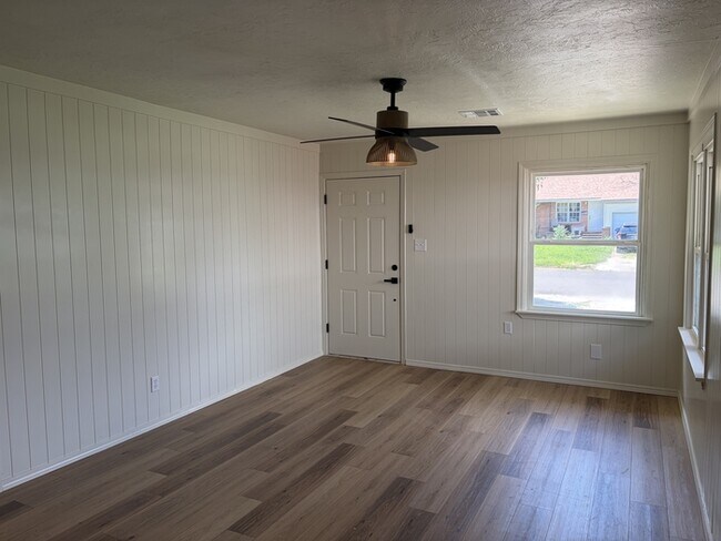 Building Photo - 411 E Showalter Dr